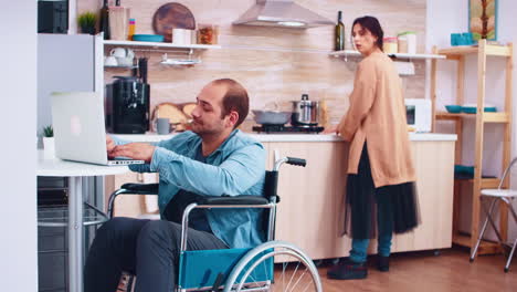 Müder-Behinderter-Mann-Im-Rollstuhl