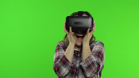 Mädchen-Benutzt-VR-App-Helm,-Um-Ein-Gruseliges-Simulationsspiel-Zu-Spielen.-Frau,-Die-Sich-Ein-3D-Video-Mit-Virtueller-Realität-Ansieht