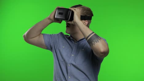 Mann-Benutzt-VR-App-Helm,-Um-Simulationsspiel-Zu-Spielen-Und-Zu-Zeichnen.-Mann,-Der-Sich-Ein-3D-Video-Mit-Virtueller-Realität-Ansieht