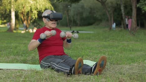 Älterer-Alter-Großvater-Mit-VR-Headset-Helm-Macht-Fitnessübungen-Mit-Hanteln-Im-Park