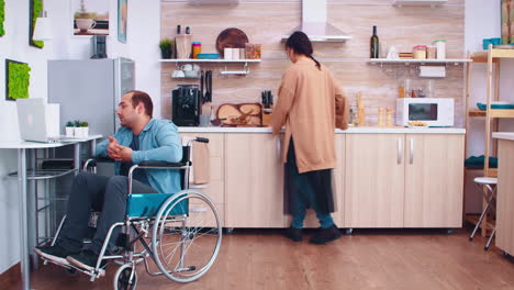 Glücklicher-Behinderter-Mann-Im-Rollstuhl