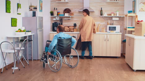 Behinderter-Mann-Im-Rollstuhl-öffnet-Kühlschrank