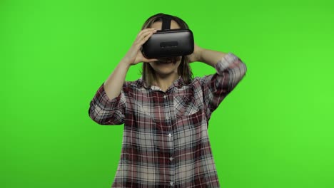 Frau-Benutzt-VR-Headset-Helm,-Um-Spiel-Zu-Spielen,-Zu-Tanzen.-Ansehen-Eines-Virtual-Reality-3D-Videos.-Chroma-Key