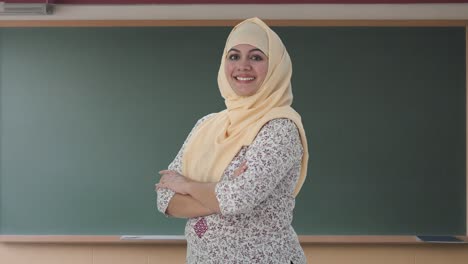 Porträt-Eines-Glücklichen-Muslimischen-Lehrers,-Der-Mit-Gekreuzten-Händen-Steht