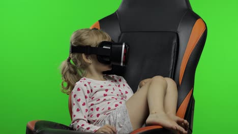 Kindermädchen,-Das-Einen-VR-Headset-Helm-Verwendet,-Um-Ein-Spiel-Zu-Spielen.-Ansehen-Von-Virtual-Reality-3D-360-Videos.-Chroma-Key