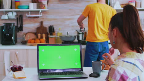 Unternehmer-Arbeitet-Am-Laptop-Mit-Grünem-Bildschirm