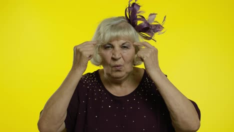 Anciana-Disgustada-Y-Molesta-Mostrando-Un-Gesto-Estúpido.-Abuela-Anciana-Sobre-Fondo-Amarillo