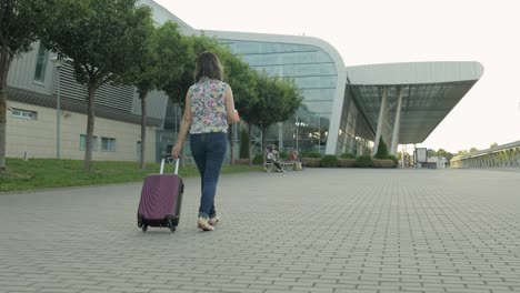 Geschäftsfrau,-Die-Mit-Gepäck-Zum-Flughafen-Geht.-Mädchen-Geht-Und-Rollt-Koffertasche.-Tourismus