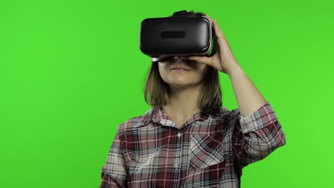 Mädchen-Benutzt-VR-App-Helm,-Um-Simulationsspiel-Zu-Spielen.-Schiebegesten.-Ansehen-Eines-Virtual-Reality-3D-Videos