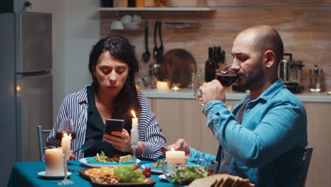 Surfing-on-phones-during-dinner