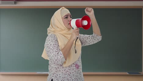 Profesor-Musulmán-Enojado-Protestando-Por-Los-Derechos