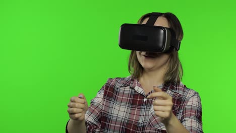 Frau-Benutzt-VR-Headset-Helm,-Um-Rennspiel-Zu-Spielen.-Ansehen-Von-Virtual-Reality-3D-360-Videos.-Chroma-Key