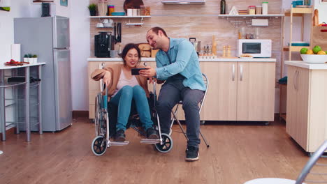 Fröhliche-Behinderte-Frau-Im-Rollstuhl
