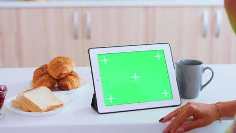 Vergrößern-Eines-Tablet-PCs-Mit-Grünem-Bildschirm