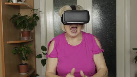 Abuela-Mayor-Con-Gafas-Virtuales-Viendo-Vídeos-En-3d-En-Un-Casco-De-360-Vr-En-Casa