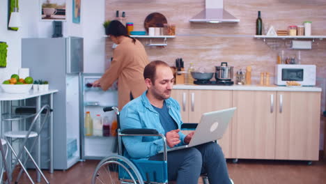 Behinderter-Geschäftsmann-Im-Rollstuhl