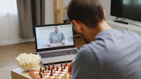 Friends-playing-chess-on-video-call