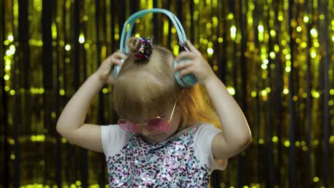 Kind-Tanzt,-Hört-Musik-über-Kopfhörer.-Kleines-Mädchen-Tanzt,-Hat-Spaß,-Entspannt-Sich,-Genießt