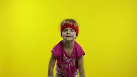 Kleines-Energiegeladenes-Kaukasisches-Mädchen-In-Rosafarbener-Sportkleidung,-Das-Einen-Fitten-Tanz-Macht,-Moderne-Aerobic-Tänzerin