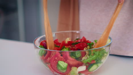 Salat-Mit-Holzlöffeln-Mischen