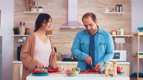 Couple-chopping-tomatoes