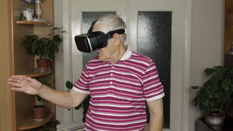Abuelo-Mayor-Con-Gafas-Virtuales-Viendo-Vídeos-En-3d-En-Un-Casco-De-360-Vr-En-Casa