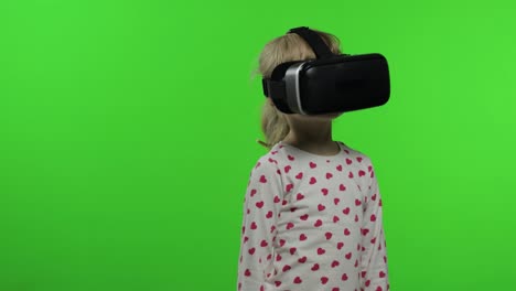 Kindermädchen,-Das-Einen-VR-Helm-Verwendet,-Um-Eine-Simulationsspiel-App-Zu-Spielen.-Sehen-Sie-Sich-Ein-Virtual-Reality-3D-Video-An.-Chroma-Key
