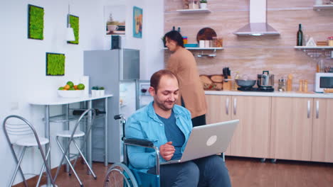 Hombre-Discapacitado-En-Silla-De-Ruedas-Usando-Laptop