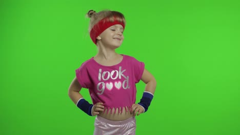 Fröhliches-Mädchen-In-Rosafarbener-Sportkleidung,-Das-Isoliert-Auf-Chroma-Key-Hintergrund-Eine-Daumen-nach-oben-Geste-Zeigt.-Fitness