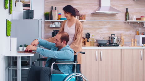 Behinderter-Mann-Im-Rollstuhl-Hackt-Paprika-In-Der-Küche