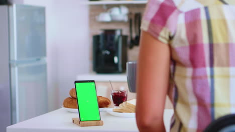 Frau-Blickt-Auf-Smartphone-Mit-Grünem-Bildschirm