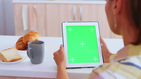 Verwendung-Eines-Tablet-Geräts-Mit-Grünem-Bildschirm