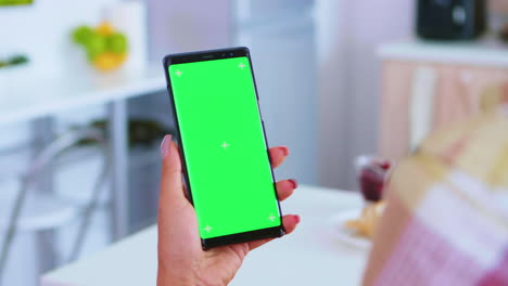 Video-content-on-phone-with-green-screen