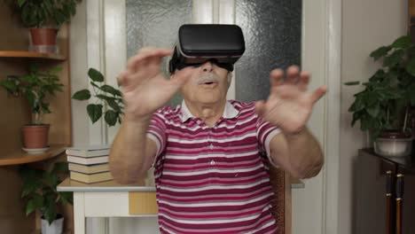 Älterer-Großvater-Mit-Virtueller-Headset-Brille,-Der-Sich-Zu-Hause-3D-Videos-Im-360-VR-Helm-Ansieht