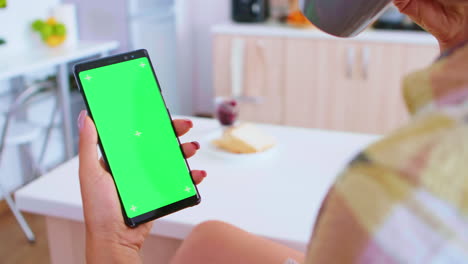 Frau-Benutzt-Telefon-Mit-Grünem-Bildschirm
