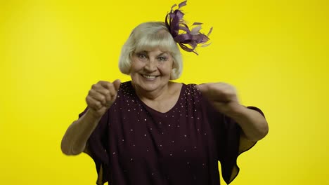 Positive,-Glückliche-ältere-Frau,-Die-Partymusik-Genießt,-Sich-In-Energiegeladenen-Tänzen-Bewegt-Und-Erfolge-Feiert