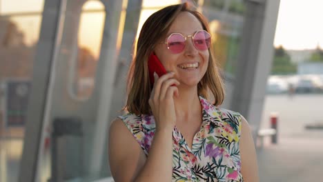Mädchen-Mit-Trendiger-Sonnenbrille-Benutzt-Ihr-Telefon.-Verwenden-Des-Smartphones-Zum-Anrufen-Und-Sprechen.-Urlaub,-Tourismus