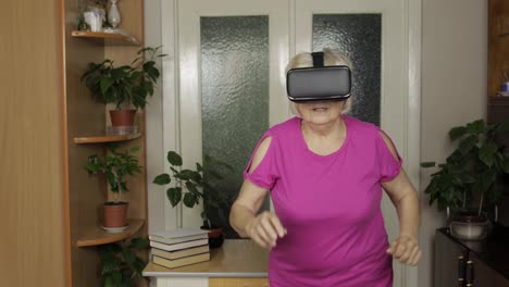 Abuela-Mayor-Con-Gafas-Virtuales-Viendo-Vídeos-En-3D-En-Casco-Vr-Y-Corriendo-En-Casa