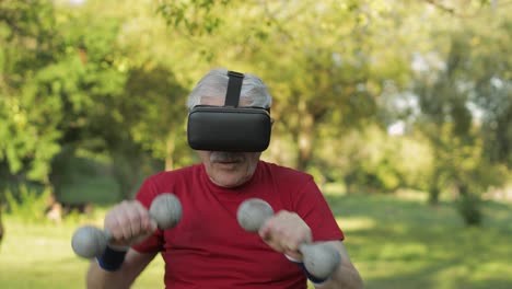Älterer-Alter-Großvater-Mit-VR-Headset-Helm-Macht-Fitnessübungen-Mit-Hanteln-Im-Freien