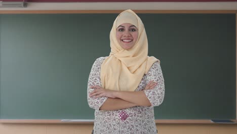 Glücklicher-Muslimischer-Lehrer,-Der-Mit-Gekreuzten-Händen-Steht