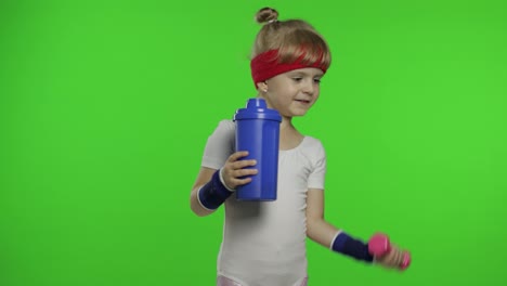 Mädchen-In-Sportbekleidung-Macht-Fitnessübungen-Mit-Hanteln-Und-Trinkwasser.-Kleines-Sportliches-Kind