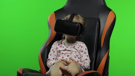 Kindermädchen,-Das-Einen-VR-Headset-Helm-Verwendet,-Um-Ein-Spiel-Zu-Spielen.-Ansehen-Von-Virtual-Reality-3D-360-Videos.-Chroma-Key