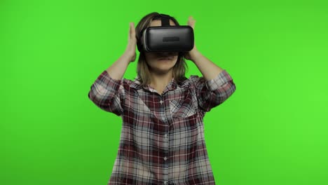 Mädchen-Benutzt-VR-App-Helm,-Um-Ein-Gruseliges-Simulationsspiel-Zu-Spielen.-Frau,-Die-Sich-Ein-3D-Video-Mit-Virtueller-Realität-Ansieht