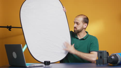 Photographer-discussing-about-white-reflector