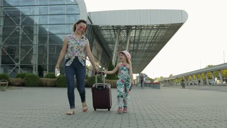 Mutter-Und-Tochter-Gehen-Vom-Flughafen.-Frau-Trägt-Koffertasche.-Kind-Und-Mutter-Nach-Dem-Urlaub