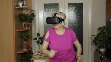 Mujer-Con-Gafas-Vr-Bailando,-Divirtiéndose.-Abuela-Con-Auriculares-Virtuales-Viendo-Un-Increíble-Vídeo-En-3D