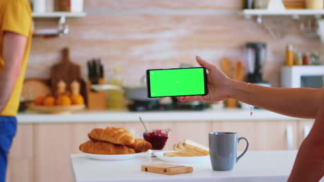 Freundin-Zeigt-Smartphone-Mit-Grünem-Bildschirm