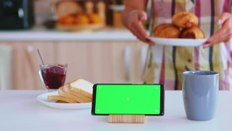 Green-display-on-mobile-phone