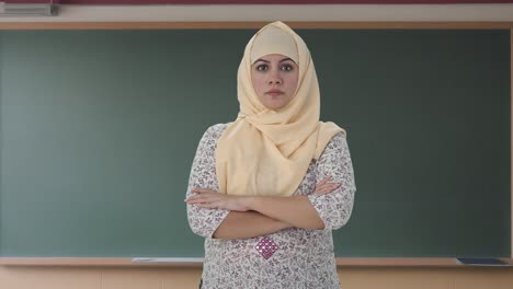 Selbstbewusster-Muslimischer-Lehrer,-Der-Mit-Gekreuzten-Händen-Steht