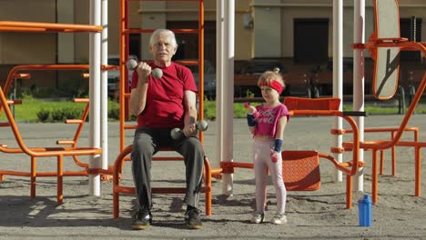 Enkelin-Und-Großvater-Machen-Fitnessübungen-Mit-Hanteln.-Älterer-Mann-Mit-Kind,-Kleines-Mädchen